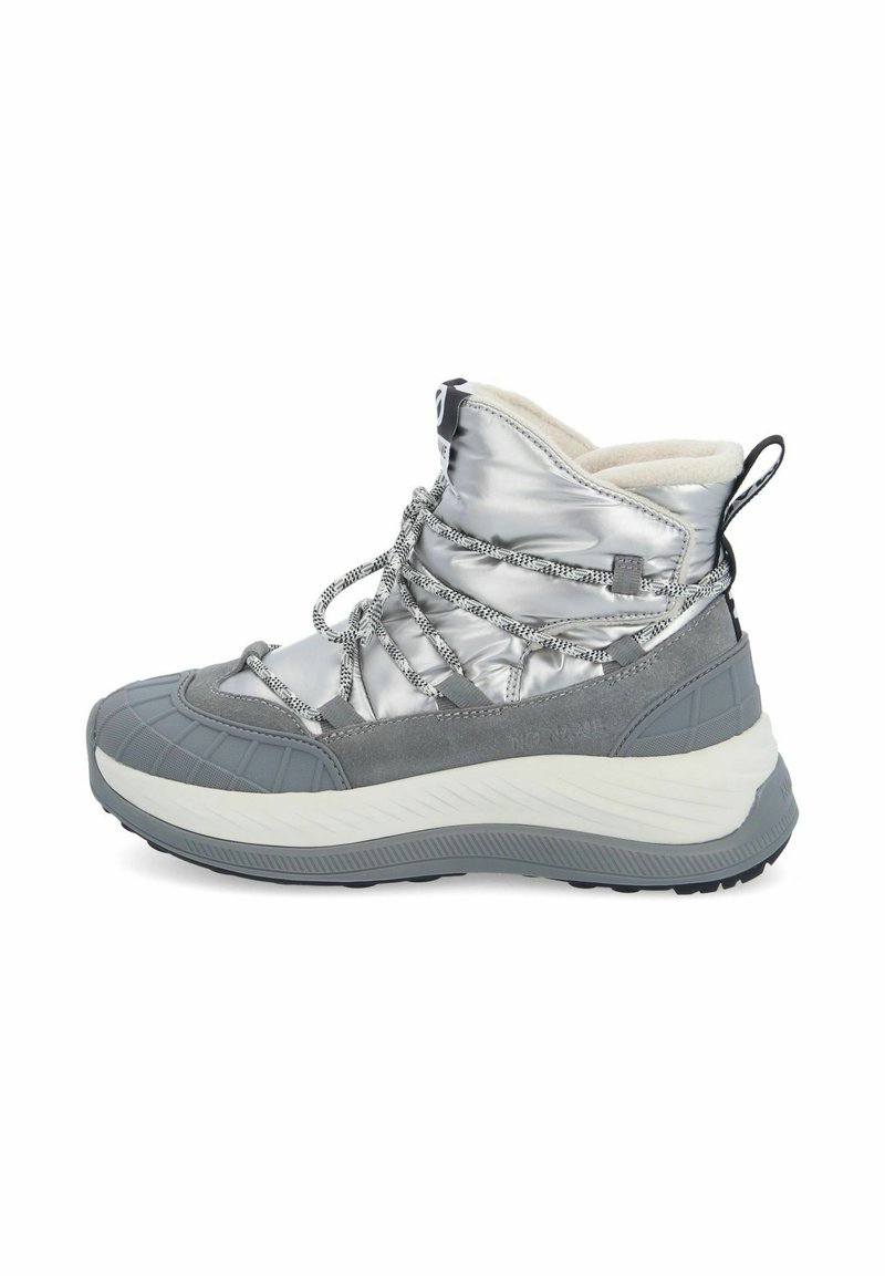 Graue wasserdichte Stiefelette mit glänzendem silberfarbenem Obermaterial, strukturiertem grauem Zehenbereich, kontrastierenden Schnürsenkeln und einer gepolsterten weißen Außensohle.