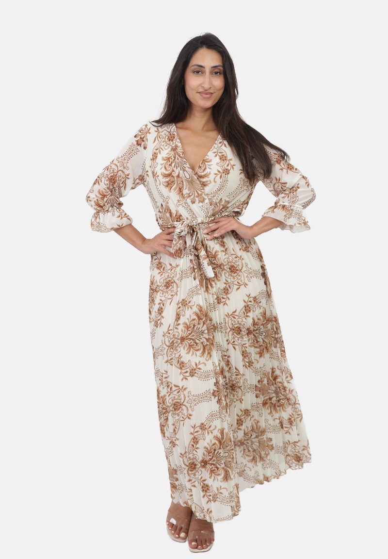 Robe maxi longue et fluide en crème avec un motif floral marron, décolleté en V, taille nouée et manches froncées. Texture légère et plissée.