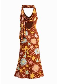 Καφέ αμάνικο φόρεμα με ουράνιο σχέδιο που περιλαμβάνει αστέρια, φεγγάρια, ήλιους, λαιμόκοψη scoop και έναν ταίριαστο μαντήλι που πέφτει πάνω σε έναν ώμο.