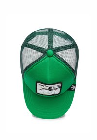 Gorra de béisbol verde con una parte delantera sólida y trasera de malla, con un parche gráfico de un perro etiquetado como "juguetón" en el panel frontal.
