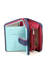 Portemonnee in muntgroen, marineblauw en roze leer. Voorzien van kaartvakjes, een ritsvak en contrasterende stiksels. Compacter en multifunctioneel.