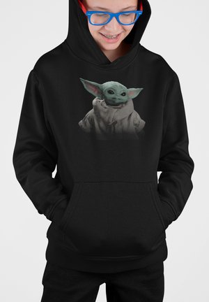 Schwarzer Kapuzenpullover mit einem Grafikmotiv eines kleinen, grünen Charakters mit großen Ohren, der einen hellgrauen Umhang trägt, mit einer Fronttasche und einer Kordelzugkapuze.