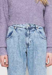 Monki Džíny Relaxed Fit - light blue