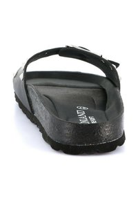 Infradito neri con suola texturizzata e cinturini lisci. Accentuati da piccoli rivetti metallici lungo il cinturino per un ulteriore tocco di stile.