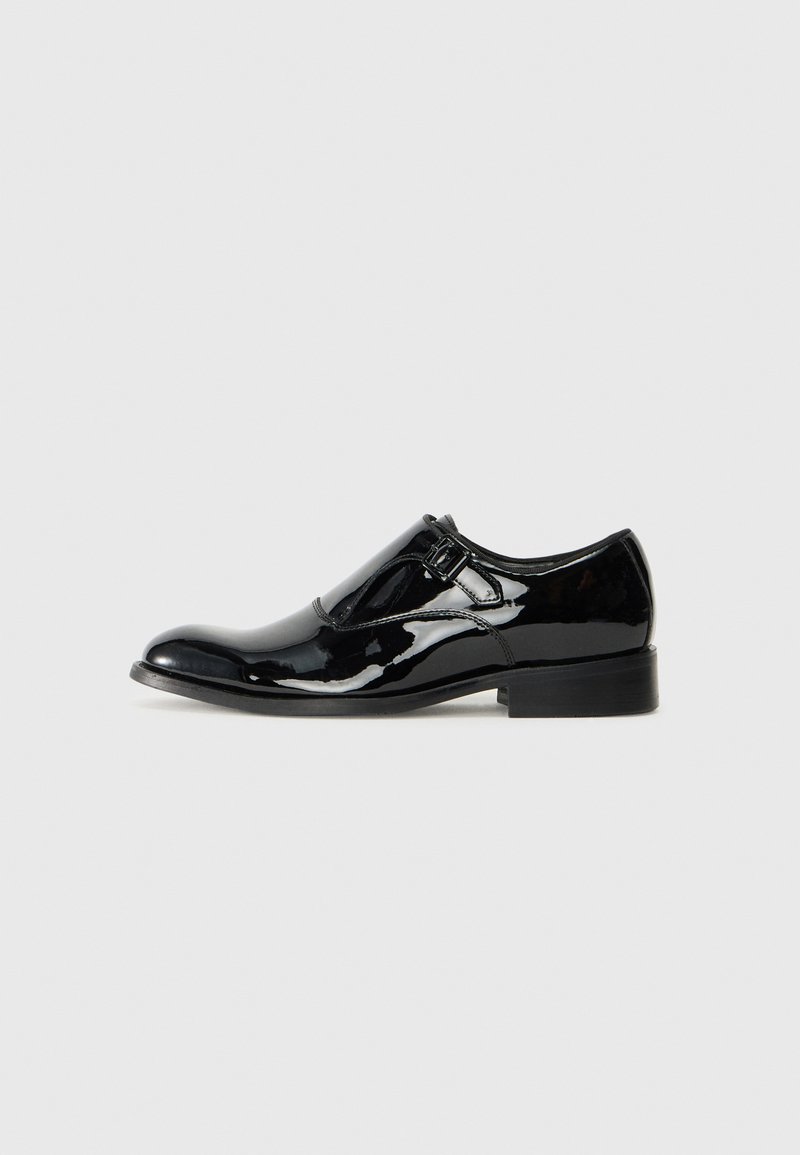 Schwarzes Lackleder-Dressschuh mit runder Zehenform, einer einzelnen Schnallenverschluss und einem niedrigen, gestapelten Absatz. Glatte, glänzende Oberfläche mit minimalen Details.