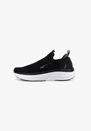 Schwarzer Slip-On-Sportschuh mit einem strukturierten Strick-Obermaterial, ausgestattet mit einer weißen Zwischensohle und einer Zuglasche an der Ferse für ein einfaches Anziehen.
