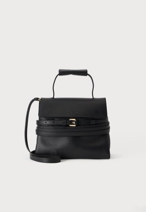Sac à main en cuir noir avec poignée supérieure, fermeture à rabat, ceinture décorative avec boucle dorée et bandoulière amovible sur fond blanc.