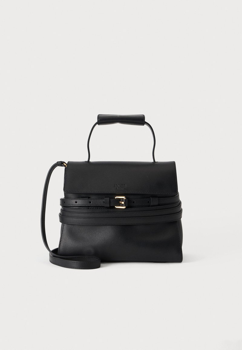 Sac à main en cuir noir avec poignée supérieure, fermeture à rabat, ceinture décorative avec boucle dorée et bandoulière amovible sur fond blanc.