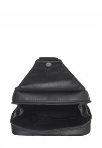 Borsa a tracolla in pelle nera con design a patta triangolare, dotata di chiusura con zip e interno liscio. Forma compatta e strutturata.
