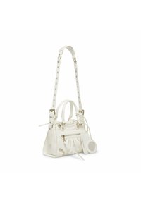 Borsa a mano in pelle bianca con molteplici tasche con zip, tracolla regolabile con occhielli metallici, due manici e un accessorio specchio rotondo attaccato.