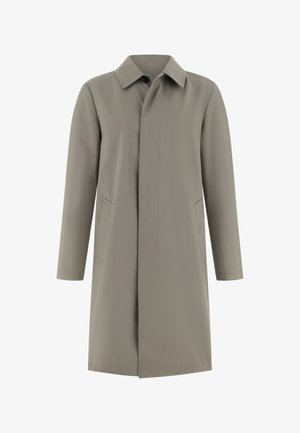 Trench-coat gris clair à silhouette droite, fermeture par boutons, col pointu, poches latérales et texture lisse.