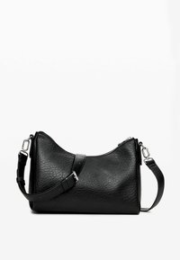 Borsa a tracolla nera in pelle con finitura testurizzata, forma curva, tracolla regolabile e chiusura con zip. Presenta dettagli metallici in argento.