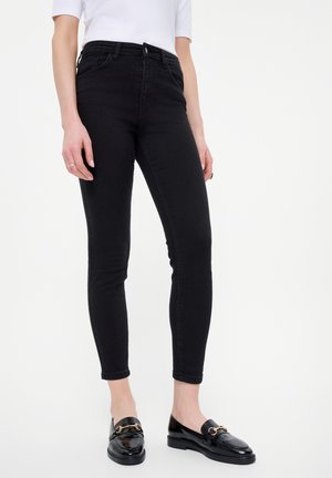 - Jeansy Skinny Fit