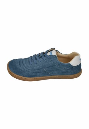 Blauer Wildleder-Sneaker mit brauner Gummisohle, Schnürung vorne und weißem Fersenlasche, seitlich auf weißem Hintergrund gezeigt.