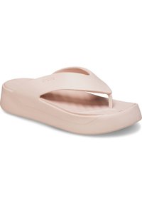 Lyserød flip flop sandal lavet af blødt, fleksibelt materiale med en formet sål, der har en V-formet thong-overdel og en tyk platform.