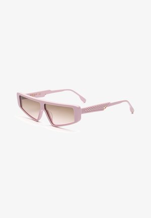 Lunettes de soleil roses avec une monture géométrique, verres dégradés et branches texturées présentant des lignes diagonales et des accents dorés. Matériau plastique léger.