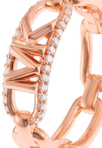 Anello in oro rosa a catena con anelli alternati grandi e piccoli, decorato con piccoli cristalli trasparenti per un tocco di dettaglio e texture.