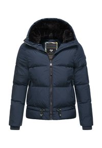 Navyblauwe pufferjas met een rits aan de voorkant, een koord aan de onderzijde en een met bont gevoerde capuchon. Heeft een patroonvoering en ritszakken aan de zijkant.