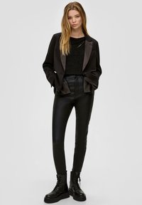 QS SADIE MIT COATING - Broek - schwarz