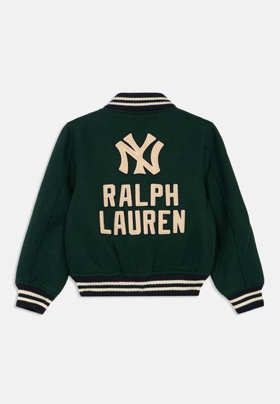 Σκούρο πράσινο varsity μπουφάν με μπεζ λογότυπο "NY" και κείμενο "Ralph Lauren" στο πίσω μέρος, με μαύρες και λευκές ρίγες στον γιακά και τα μανίκια.