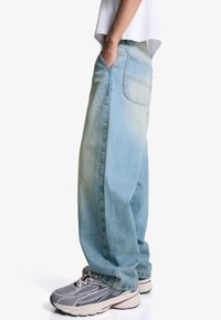 Bershka SKATER - Traperice opuštenog kroja - light blue denim