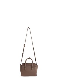 Bolso de mano de cuero marrón con forma estructurada, doble asa y una correa de hombro desmontable. Presenta costuras blancas y una textura suave.