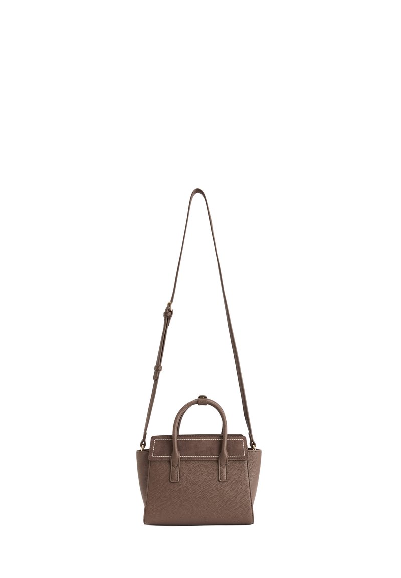 Bolso de mano de cuero marrón con forma estructurada, doble asa y una correa de hombro desmontable. Presenta costuras blancas y una textura suave.