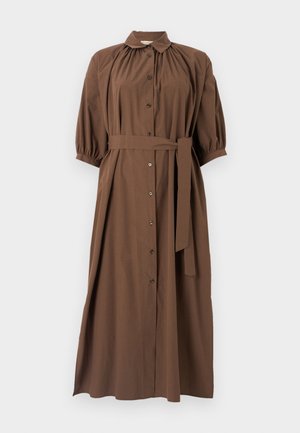 Brun, kravekjole med knappelukning foran, korte puffede ærmer, taljebælte og en svajende A-line silhuet.