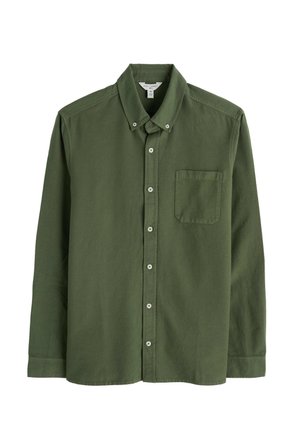 Cămașă verde măslinie cu nasturi, din bumbac, având guler, mâneci lungi și un buzunar pe piept cu colț rotunjit. Accente cu nasturi argintii.