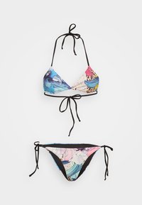 Ensemble de bikini avec un motif floral coloré sur fond noir. Liens au cou et sur les côtés. Le matériau semble lisse et extensible.