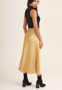 GINI LONDON BIAS CUT MIDI  - A-line skirt - sandy gold