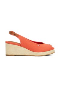 Oranssi kangasta valmistetut korokepohjakengät, joissa on avonainen kärki, slingback-design ja juuttityylinen köydestä tehty pinta korokepohjassa. Solkikiinnitys.