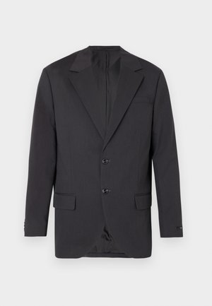 Blazer gris foncé avec un col à cran, deux boutons à l'avant, deux poches latérales et une poche poitrine. Tissu lisse avec une coupe ajustée.