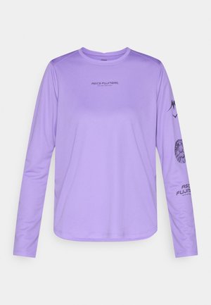 Tricou sport cu mâneci lungi de culoare mov deschis, fabricat din material respirabil, având logo-ul ASICS FUJITRAIL și elemente de design pe mâneci.