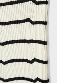 Tissu en maille côtelée de couleur crème avec des rayures horizontales noires. Présente une surface texturée et un motif régulier. Convient à divers designs.