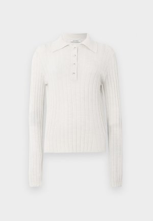 Polo blanco de manga larga con relieve, cuello y tapeta de cinco botones. Fabricado en una tela suave, presenta un diseño ajustado.