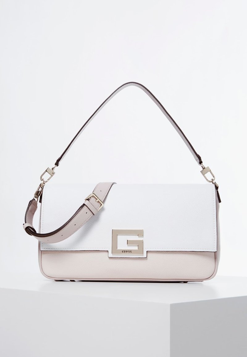 Borsa a mano in pelle bianca e rosa con logo "G" dorato, tracolla regolabile, forma rettangolare e finitura liscia e strutturata.