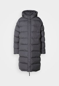 Abrigo puffer largo gris con capucha, con acolchado horizontal, cierre de cremallera y un cordón para ajuste en el dobladillo.