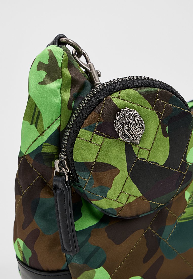 Groene en bruine camouflage-gepatroneerde gewatteerde handtas met een ronde ritszak en decoratieve details van zilver. Glad stoffen afwerking.
