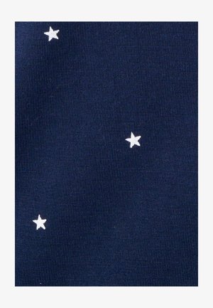 Marineblaue Stoff mit einer glatten Textur, der mit verstreuten weißen Sternmustern versehen ist. Das Design deckt die gesamte Oberfläche gleichmäßig ab.