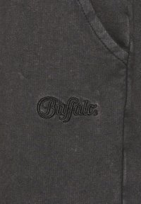 Donkergrijze stof met een gladde textuur, voorzien van een geborduurd "Buffalo"-logo in bijpassende kleur. Inclusief een zijzak.