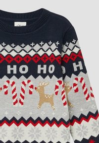 Granatowy sweter z napisem "HO HO", czerwono-białymi laskami cukrowymi, beżowymi reniferami oraz czerwonymi, czarnymi i białymi geometrycznymi wzorami bożonarodzeniowymi.