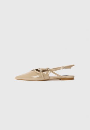 Beige lakkert lær slingback flater med spiss tå, dekorative stropper og spenner, samt en lav hæl. Glatt, blank finish med minimalt med detaljer.