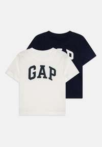To korteermede t-skjorter: en hvit med svart "GAP"-logo, en marineblå med hvit "GAP"-logo. Bomullsstoff, vanlig passform, rund hals.