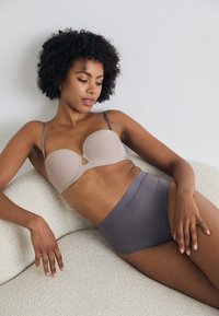 Spanx SHEER POWER THONG - Vormivad rõivad - mythical grey