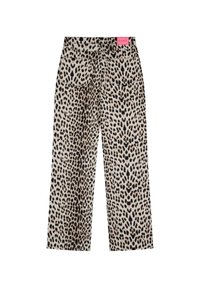 Pantalones de pierna ancha con estampado de leopardo, con fondo beige y manchas negras, que cuentan con dos bolsillos traseros y una etiqueta rosa en la cinturilla.