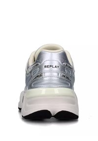 Scarpa sportiva argento con tomaia liscia e metallica, suola nera, intersuola bianca e logo "REPLAY" sul tallone. Presenta dettagli di design stratificati.