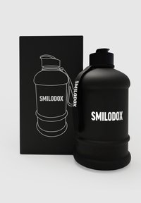 Svart vattenflaska med matt finish, rund kropp och bred öppning. Har ett svart band och vit "SMILODOX"-logotyp. Levereras med svart låda.