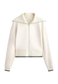 Jachetă albă cu fermoar și guler supradimensionat, cu manșete și tiv zimțat. Are dungi contrastante în nuanța navy la tivul de jos. Textură netedă.