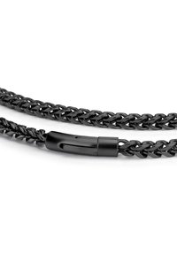 Zwarte gevlochten ketting met glanzende textuur, met een elegante sluiting. De algehele vorm is een dubbele lus met in elkaar geweven schakels.